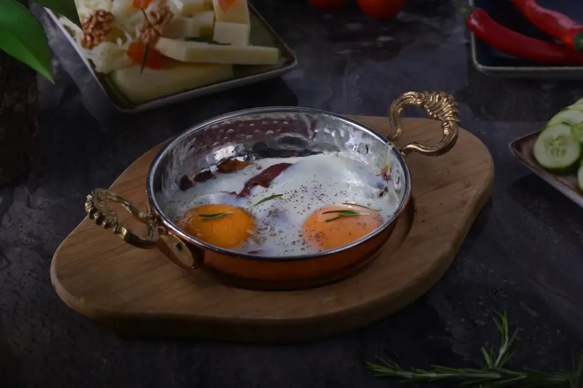 Sahanda Pastırmalı Yumurta